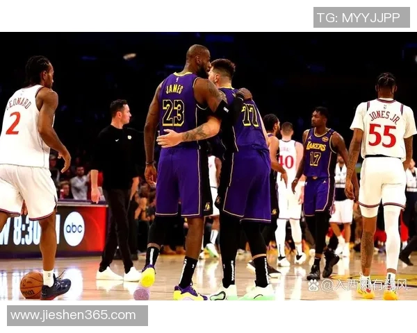 湖人队再度击败快船队：全新赛季的震撼对决